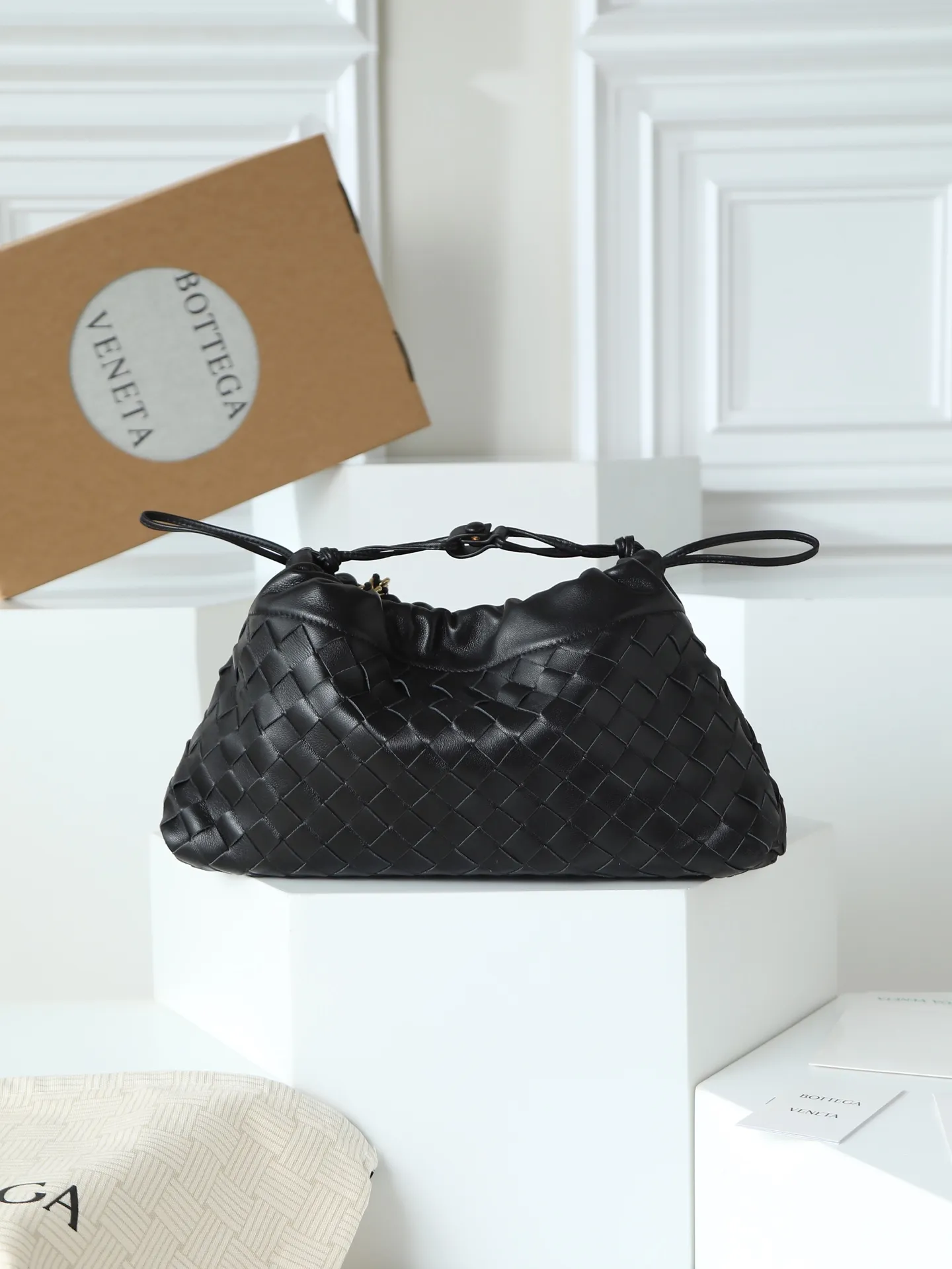 p1600. BOTTEGA VENETA 2025 new women's Dustbag Notte clutch. Dustbag, which has been very popular since its launch, has a chain clause! ! The hand-carrying method is reminiscent of the classic bag type Pouch , light and elegant, the retained drawstring design can be used as a bag, and the chain is longer, which is very suitable for sisters who like to carry their hands cross-body with their hands free. No matter which way you carry it, you can change the way you carry it according to the occasion and your mood of the day, which can make the overall outfit more fashionable🪄🪄The body of the bag has also been widened. It is the rainy season and the weather is hot, so it can easily accommodate small umbrellas and water bottles. The interior is made of nylon, which is light and comfortable to carry, and is very suitable for summer use. Style number: 839394 Size: 33*19*8cm